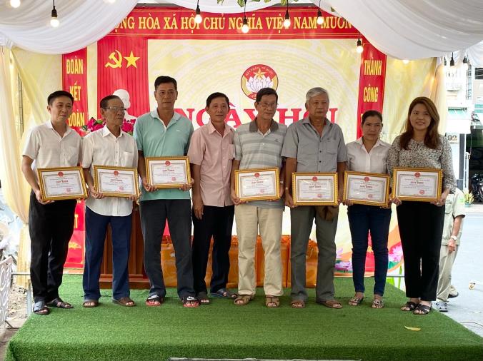 Các gia đình tiêu biểu nhận giấy khen
