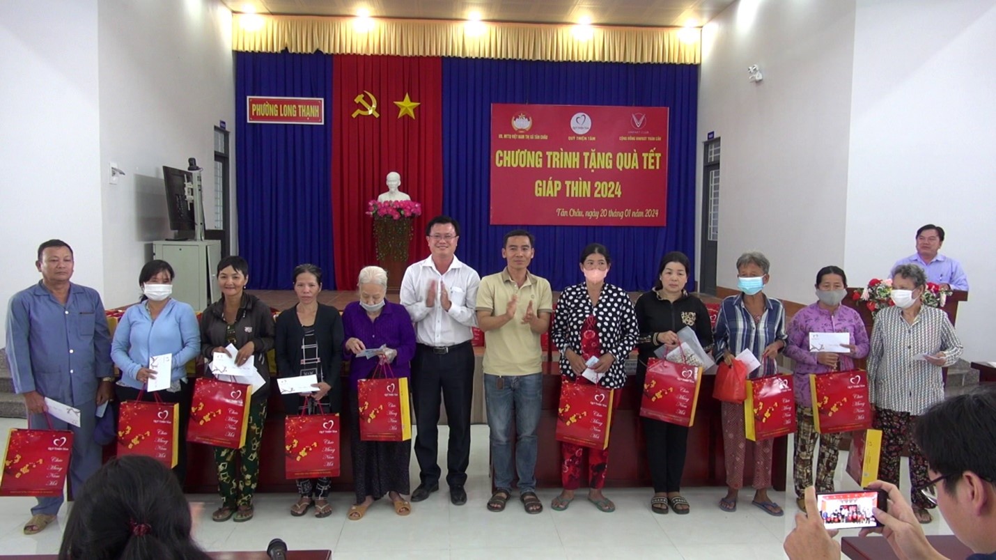 Đại diện đoàn chụp ảnh lưu niệm