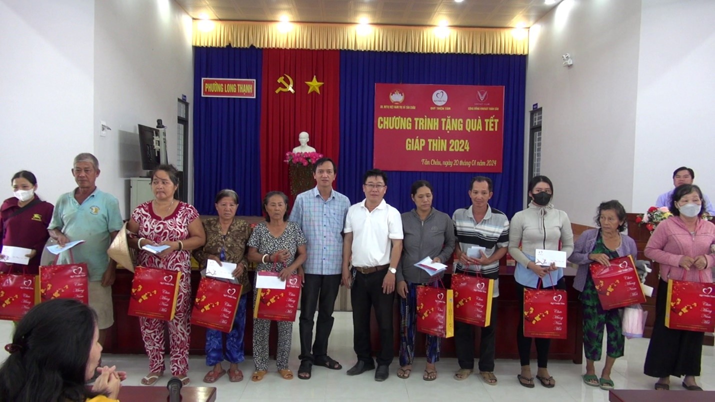 Đại diện đoàn chụp ảnh lưu niệm