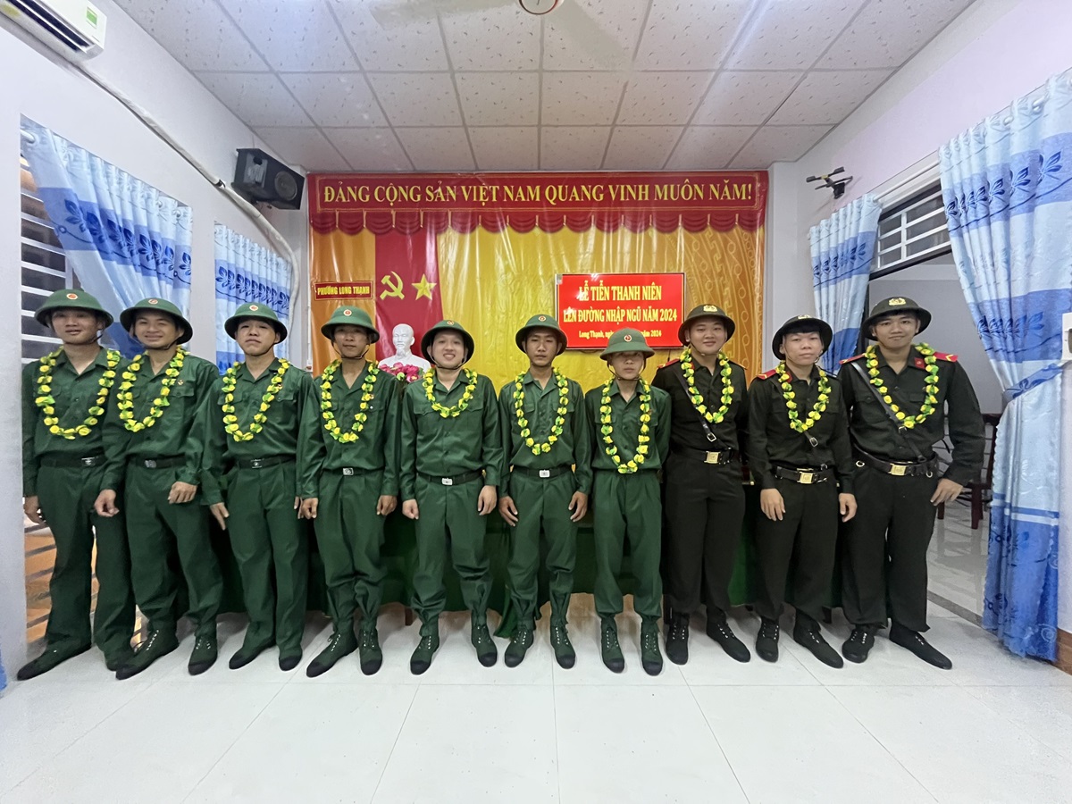 thanh niên chụp ảnh lưu niệm