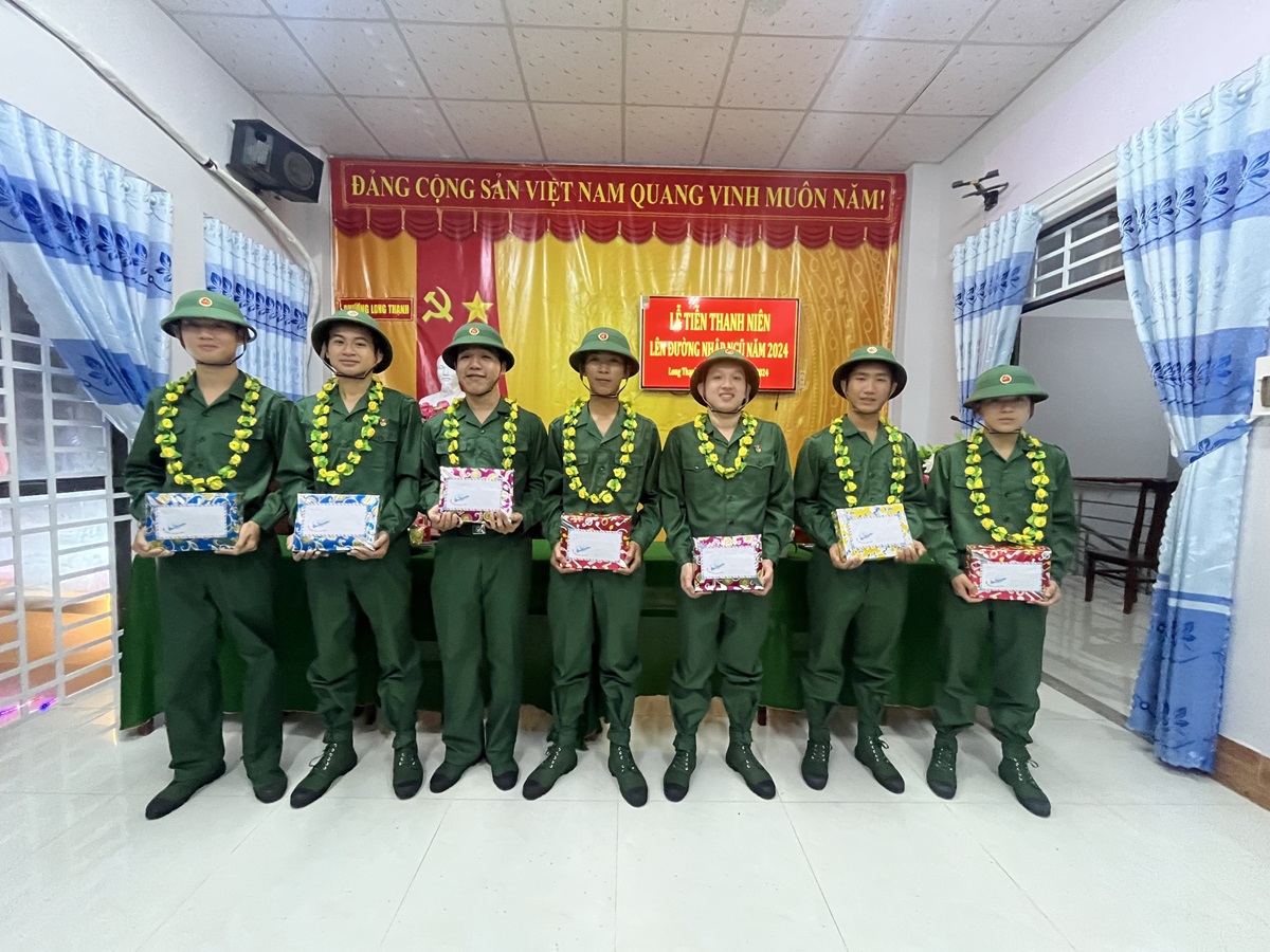 thanh niên nhận quà